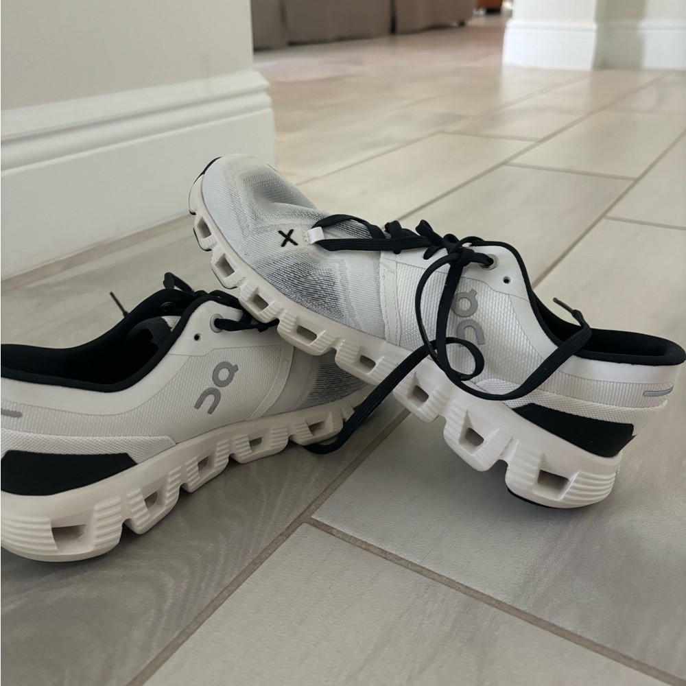 On Cloud Sneakers worn once! Size 7W. White and black